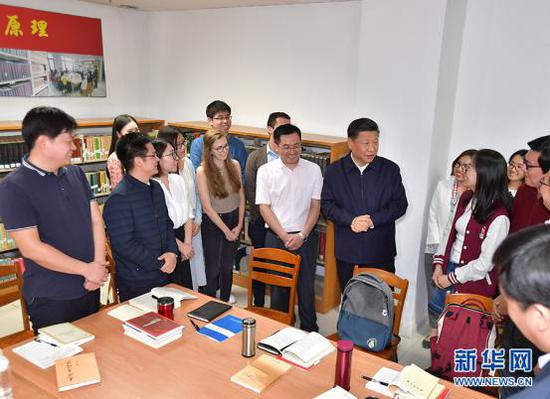 2018年5月2日，習(xí)近平來到北京大學(xué)考察。來源：新華社