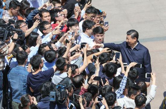 2018年5月2日，習(xí)近平來到北京大學(xué)考察。來源：新華社
